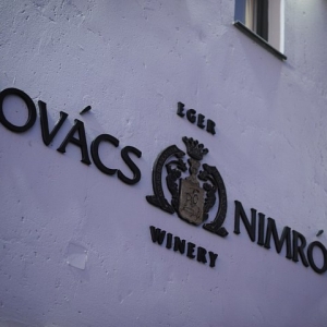 A borászat bejárata / Main Entrance of the Winery